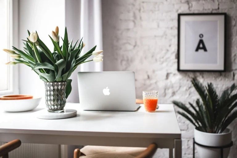 Moderner Arbeitsplatz mit MacBook in einer Social Media Agentur, der die kreative Arbeit eines Senior Social Media Managers repräsentiert
