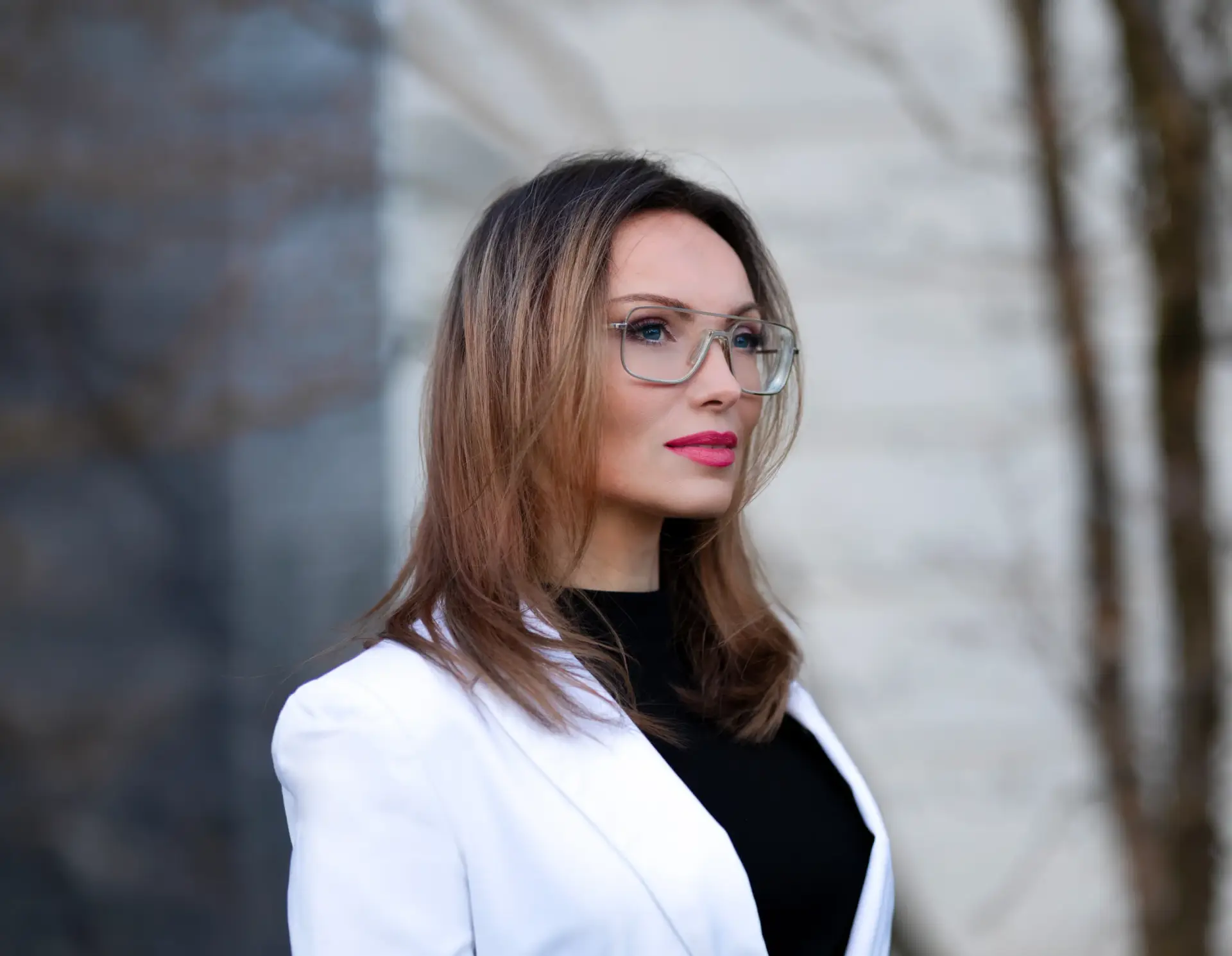 Agentur Geschäftsführerin Anna Cremer im weißen Sacko und schwarzen Top