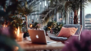 Modernes Agenturbuero mit Tageslicht und entspannter Atmosphaere als Sinnbild fuer das Netzwerk-Modell aus Freelancern und Agentur-Struktur