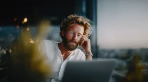 Professionelles Banner mit modernem Webdesign und IT-Aesthetik als Symbol fuer SEO-Strategie nach dem March 2026 Core Update