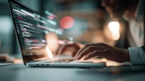 KI im Social-Media-Workflow: Hände tippen am Laptop, generierter Text schwebt über dem Bildschirm